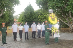Phó Chủ tịch HĐND tỉnh Nguyễn Quang Hải viếng nghĩa trang  liệt sĩ và thăm, tặng quà đối tượng chính sách thị xã Bỉm Sơn