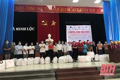 Trao áo phao cứu sinh đa năng cho ngư dân huyện Hậu Lộc