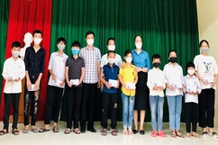 LĐLĐ huyện Quảng Xương: Trao 52 suất quà cho cựu chiến binh, học sinh mồ côi có hoàn cảnh khó khăn