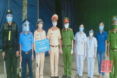 Lãnh đạo Công an tỉnh Thanh Hóa thăm, tặng quà chốt kiểm dịch COVID-19 tại huyện Như Xuân