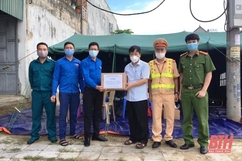Tuổi trẻ phường Quảng Tâm làm 1.600 kính chắn giọt bắn phòng, chống dịch COVID-19