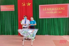 Hội LHPN huyện Thường Xuân: trao học bổng và mũ chắn giọt bắn cho học sinh