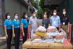 Trao hỗ trợ cho các hộ dân khó khăn trong khu dân cư bị phong tỏa ở TP Thanh Hóa