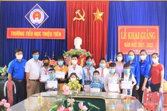 Huyện Đoàn Thiệu Hóa trao quà cho học sinh khuyết tật, trẻ em hoàn cảnh đặc biệt khó khăn nhân dịp Tết Trung thu