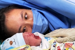 Cận cảnh ca mổ lấy thai cho sản phụ trong khu phong tỏa Bệnh viện Đa khoa Hợp Lực