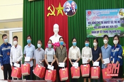 Trao 100 suất học bổng và quà trung thu cho trẻ khuyết tật, trẻ mồ côi ở thị xã Nghi Sơn