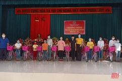Trao 8 xe đạp cho học sinh nghèo vượt khó huyện Nông Cống
