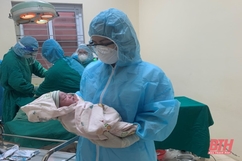 Một em bé chào đời trong Khu cách ly của Bệnh viện đa khoa Bỉm Sơn