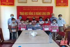 Công ty Xi măng Long Sơn trao 10 suất học bổng cho học sinh nghèo, có hoàn cảnh đặc biệt khó khăn ở huyện Nông Cống
