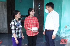 Quỹ “Tấm lòng vàng” Báo Thanh Hóa trao học bổng cho học sinh có hoàn cảnh đặc biệt khó khăn tại huyện Quảng Xương