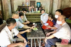 Tặng quà cho người cao tuổi có hoàn cảnh khó khăn ở huyện Thiệu Hoá