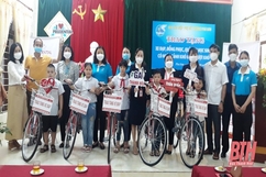Phường Phú Sơn trao quà cho học sinh có hoàn cảnh khó khăn