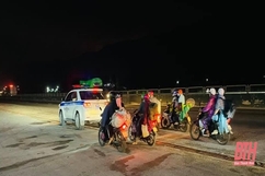 Hơn 1.600 người dân đi xe máy từ vùng dịch trở về được lực lượng Cảnh sát giao thông Thanh Hoá xuyên đêm dẫn đường