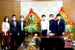 Phó Chủ tịch UBND tỉnh Đầu Thanh Tùng chúc mừng Ngày Nhà giáo Việt Nam tại Sở Giáo dục và Đào tạo
