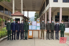 Tặng quà hữu nghị nhân kỷ niệm 46 năm Quốc khánh Nước CHDCND Lào