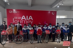Bảo hiểm Nhân thọ AIA trao tặng xe đạp và học bổng cho học sinh nghèo có hoàn cảnh đặc biệt vượt khó học giỏi