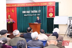 Chủ tịch UBND tỉnh Đỗ Minh Tuấn nói chuyện với hội viên Câu lạc bộ Hàm Rồng