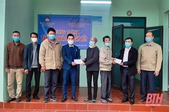 Trao tiền hỗ trợ làm nhà Đại đoàn kết cho 5 hộ nghèo huyện Hoằng Hóa