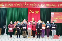 Phó Chủ tịch Trung ương Hội Nông dân Việt Nam trao quà cho hộ nghèo tại huyện Thường Xuân