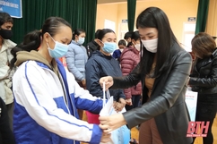 Hội LHPN huyện Quảng Xương trao 200 suất quà tết cho hội viên, phụ nữ, trẻ mồ côi đặc biệt khó khăn