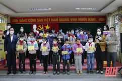 Tặng quà tết cho đối tượng chinh sách tại huyện Đông Sơn và Trung tâm Giáo dục dạy nghề cho người mù