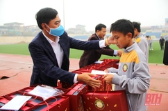 CLB Đông Á Thanh Hóa tặng quà tết cho cầu thủ các đội bóng đá trẻ