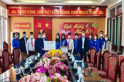 Trao quà hỗ trợ chung tay vượt qua đại dịch COVID-19 cho các huyện vùng cao và tuyến đầu