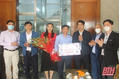 Trưởng ban Tuyên giáo Tỉnh ủy Đào Xuân Yên thăm, chúc tết bác sỹ, văn nghệ sĩ tiêu biểu