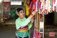Người bảo tồn nghề dệt thổ cẩm truyền thống