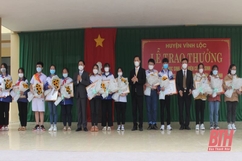 Huyện Vĩnh Lộc khen thưởng giáo viên, học sinh đạt thành tích trong kỳ thi chọn học sinh giỏi cấp tỉnh năm 2021-2022