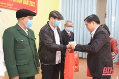 Thứ trưởng Bộ Lao động - Thương binh và Xã hội Nguyễn Bá Hoan thăm, trao tặng quà Tết cho người dân thị xã Bỉm Sơn