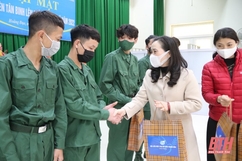 Hội LHPN tỉnh Thanh Hóa tặng quà cho thanh niên lên đường nhập ngũ năm 2022