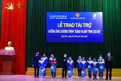 Trao 3.115 máy tính bảng cho học sinh có hoàn cảnh khó khăn tại Nga Sơn, Hậu Lộc