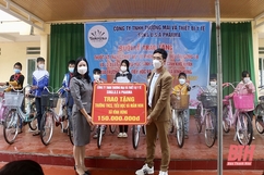 Tặng trang thiết bị y tế phòng, chống dịch và quà cho học sinh khó khăn tại xã Vĩnh Hùng