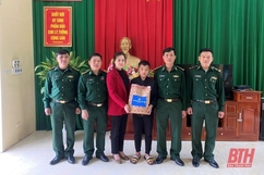 Khai giảng lớp xóa tái mù chữ và tặng quà trẻ mồ côi huyện Mường Lát