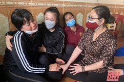Ban ATGT tỉnh thăm hỏi gia đình 4 học sinh bị tai nạn tại huyện Hậu Lộc