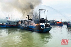 Kịp thời dập tắt đám cháy trên tàu cá đang neo đậu