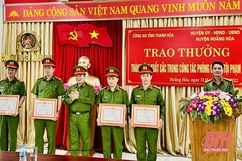 Trao thưởng cho Công an huyện Hoằng Hoá trong đấu tranh phòng, chống tội phạm