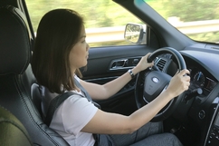 Kinh nghiệm giúp phụ nữ lái xe ô tô an toàn hơn
