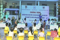 Khám sàng lọc hậu COVID-19 cho học sinh mầm non ở phường Tân Sơn