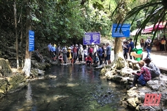 Hàng nghìn du khách đến tham quan suối cá Cẩm Lương trong kỳ nghỉ lễ