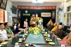 Trưởng ban Dân vận Tỉnh ủy, Chủ tịch Ủy ban MTTQ tỉnh Phạm Thị Thanh Thủy chúc mừng Đại lễ Phật đản 2022