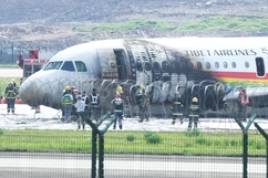 Trung Quốc: máy bay lao khỏi đường băng, bốc cháy