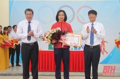 Huyện Thọ Xuân trao thưởng cho VĐV Lê Thị Hiền