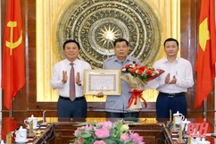 Ban Thường vụ Tỉnh ủy trao Huy hiệu 55 năm tuổi Đảng cho đồng chí Nguyễn Đức Kiền