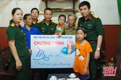 Hội Phụ nữ Bộ CHQS tỉnh hỗ trợ đỡ đầu 2 trẻ có hoàn cảnh khó khăn trên địa bàn huyện Hậu Lộc