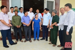Phó Chủ tịch UBND tỉnh Lê Đức Giang và các đại biểu HĐND tỉnh tiếp xúc cử tri huyện Hậu Lộc