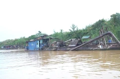 Bắt quả tang 5 thuyền hút cát trái phép