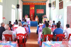 Phó Chủ tịch UBND tỉnh Lê Đức Giang dự sinh hoạt cùng đảng viên Chi bộ khu phố 2, thị trấn Vân Du