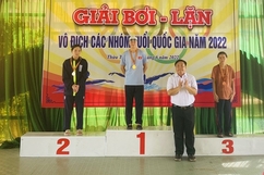Kình ngư Phạm Thị Vân lập kỷ lục về số huy chương giành được tại Giải bơi vô địch các nhóm tuổi quốc gia
